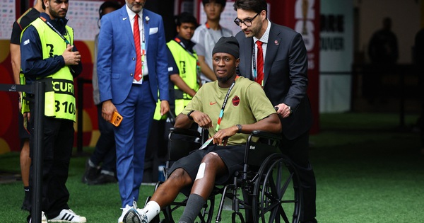 Tiền đạo Canada xuất hiện trên xe lăn sau chấn thương kinh hoàng, FIFA phạt nguội cực nặng sao Qatar - hình ảnh - winrr88.com