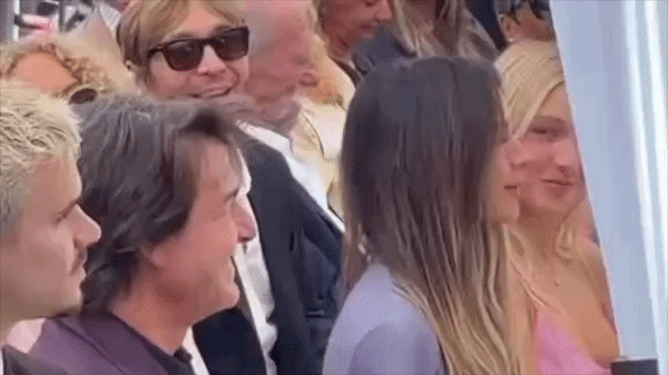 RR88 VIP – Khi Victoria Beckham Gây Bão Với Nụ Hôn Tay Từ Tom Cruise - hình ảnh - winrr88.com RR88 VIP – Khi Victoria Beckham Gây Bão Với Nụ Hôn Tay Từ Tom Cruise - hình ảnh - winrr88.com