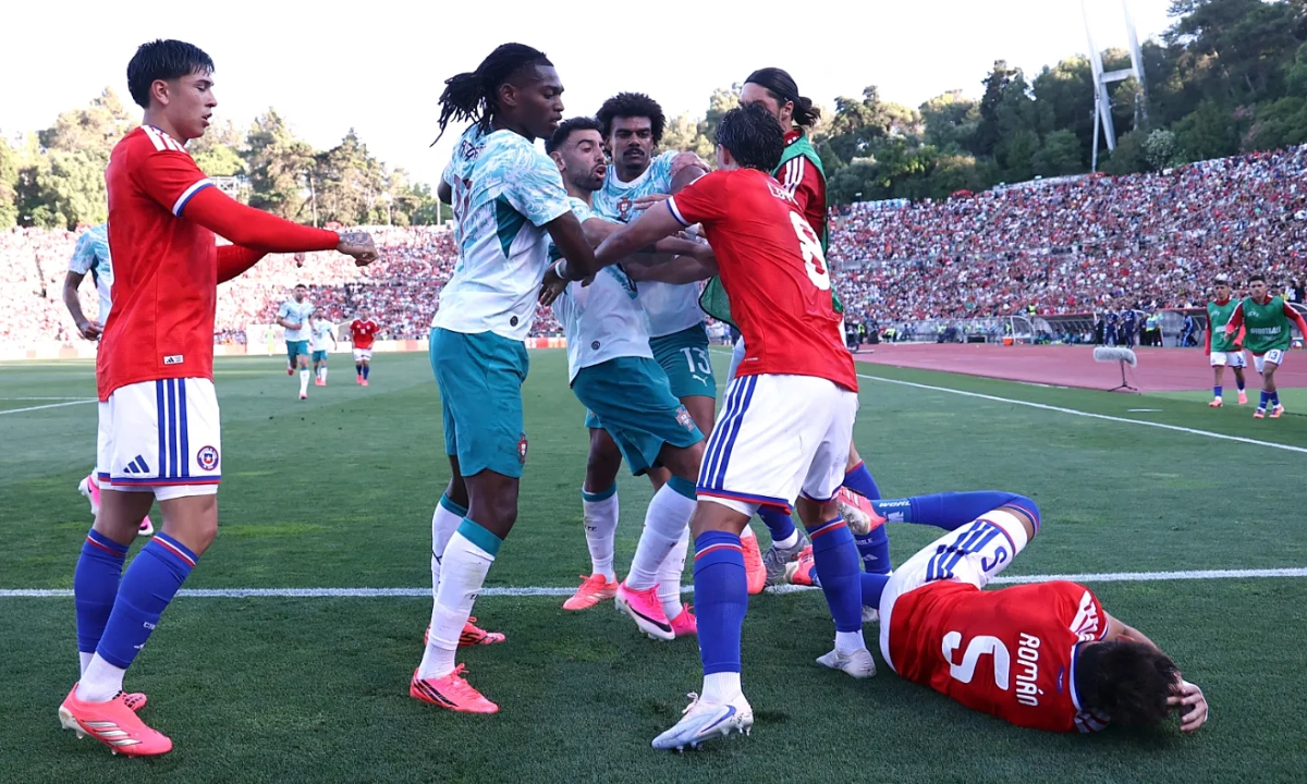 Tiền đạo Bồ Đào Nha tát đối thủ trong trận giao hữu trước World Cup - hình ảnh - winrr88.com Tiền đạo Bồ Đào Nha tát đối thủ trong trận giao hữu trước World Cup - hình ảnh - winrr88.com