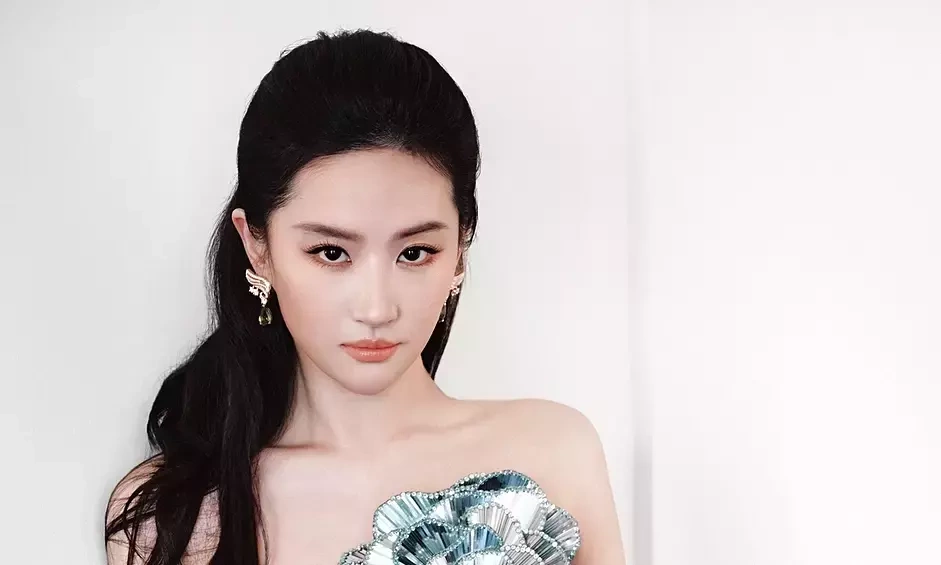 Lưu Diệc Phi lộng lẫy như ‘bông hồng thủy tinh’ – RR88 chính thức cập nhật tin sao nóng - hình ảnh - winrr88.com Lưu Diệc Phi lộng lẫy như ‘bông hồng thủy tinh’ – RR88 chính thức cập nhật tin sao nóng - hình ảnh - winrr88.com