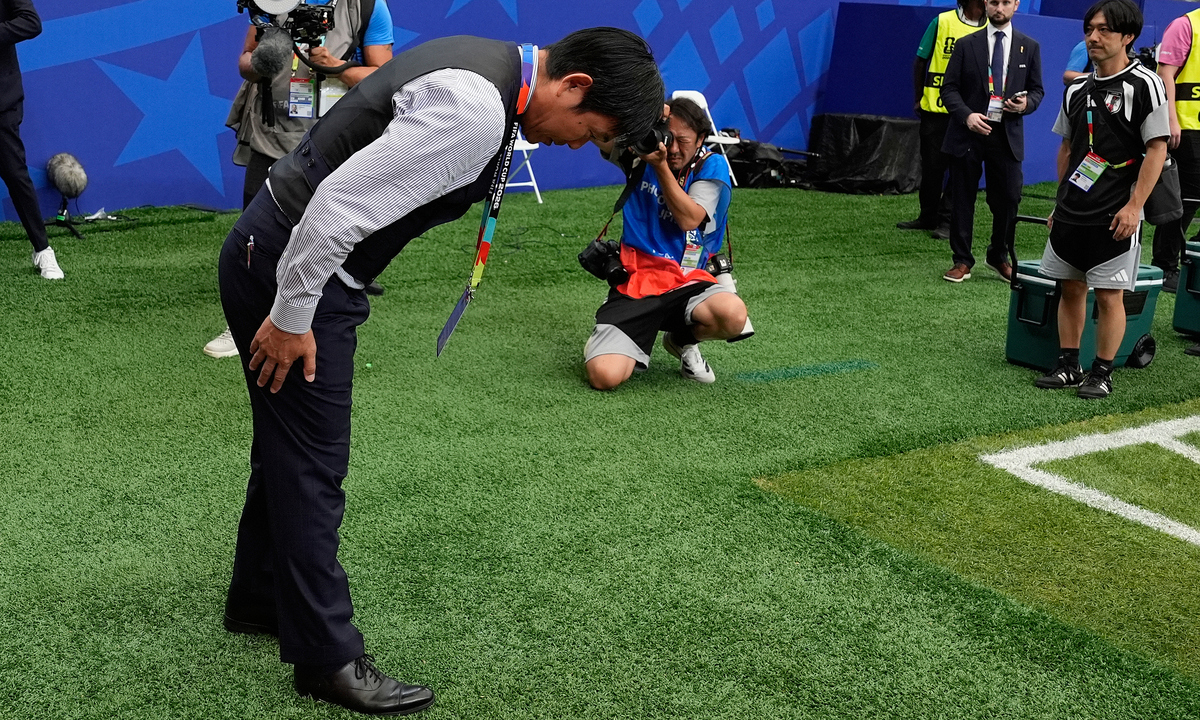 HLV Nhật Bản cúi đầu tri ân khán giả ở World Cup 2026 – Cảm xúc lay động triệu fan - hình ảnh - winrr88.com