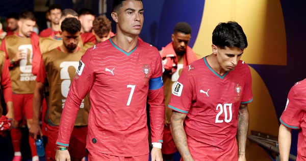 ‘Fan cuồng’ Ronaldo trút giận lên đồng đội sau trận hòa Congo - hình ảnh - winrr88.com ‘Fan cuồng’ Ronaldo trút giận lên đồng đội sau trận hòa Congo - hình ảnh - winrr88.com