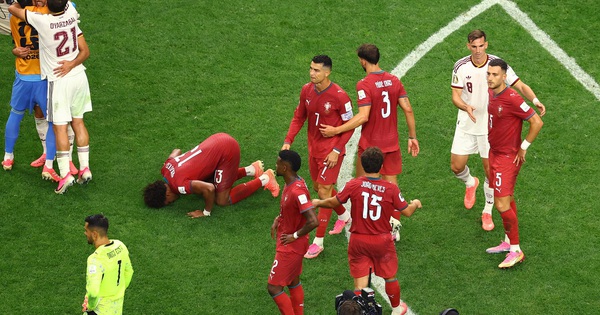 HLV Tây Ban Nha gây sốt với khoảnh khắc ôm Ronaldo: ‘Tôi ngưỡng mộ giá trị anh ấy…’ - hình ảnh - winrr88.com HLV Tây Ban Nha gây sốt với khoảnh khắc ôm Ronaldo: ‘Tôi ngưỡng mộ giá trị anh ấy…’ - hình ảnh - winrr88.com