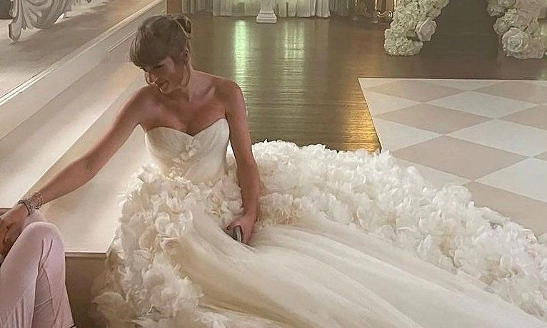 Taylor Swift diện đầm cưới Dior trong hôn lễ với Travis Kelce - hình ảnh - winrr88.com Taylor Swift diện đầm cưới Dior trong hôn lễ với Travis Kelce - hình ảnh - winrr88.com
